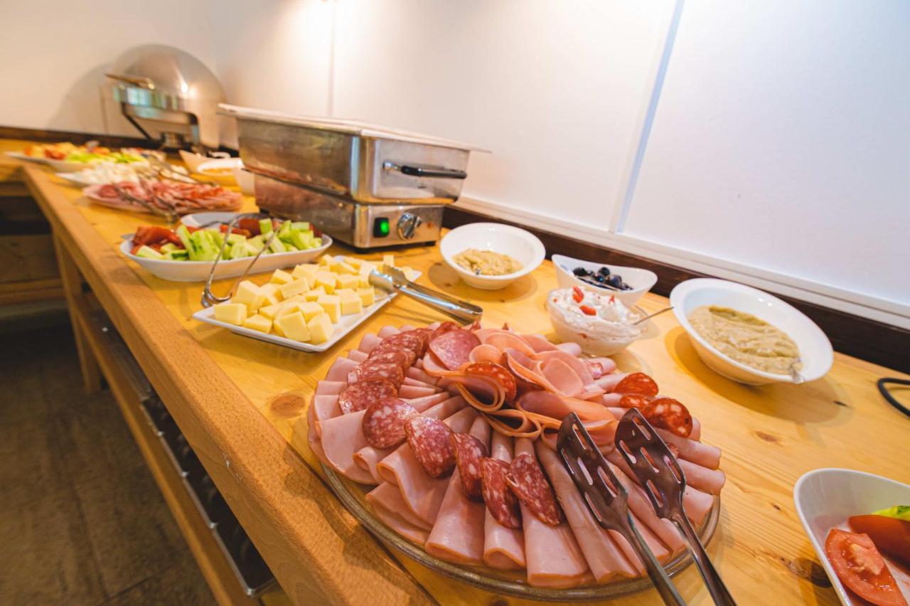 Hotel Class Brezoi Ngoại thất bức ảnh