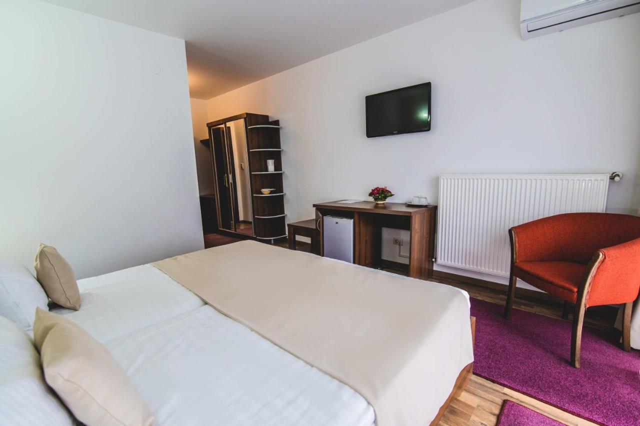 Hotel Class Brezoi Ngoại thất bức ảnh