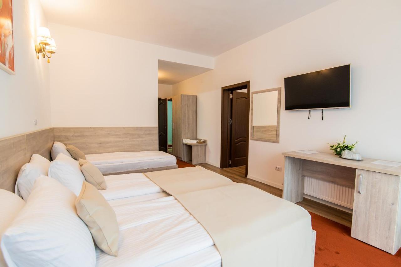Hotel Class Brezoi Ngoại thất bức ảnh