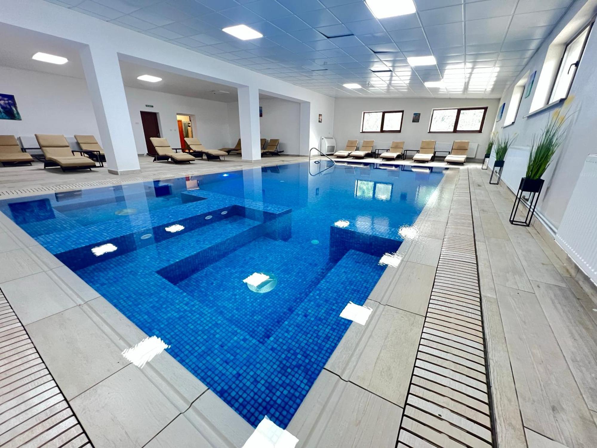 Hotel Class Brezoi Ngoại thất bức ảnh