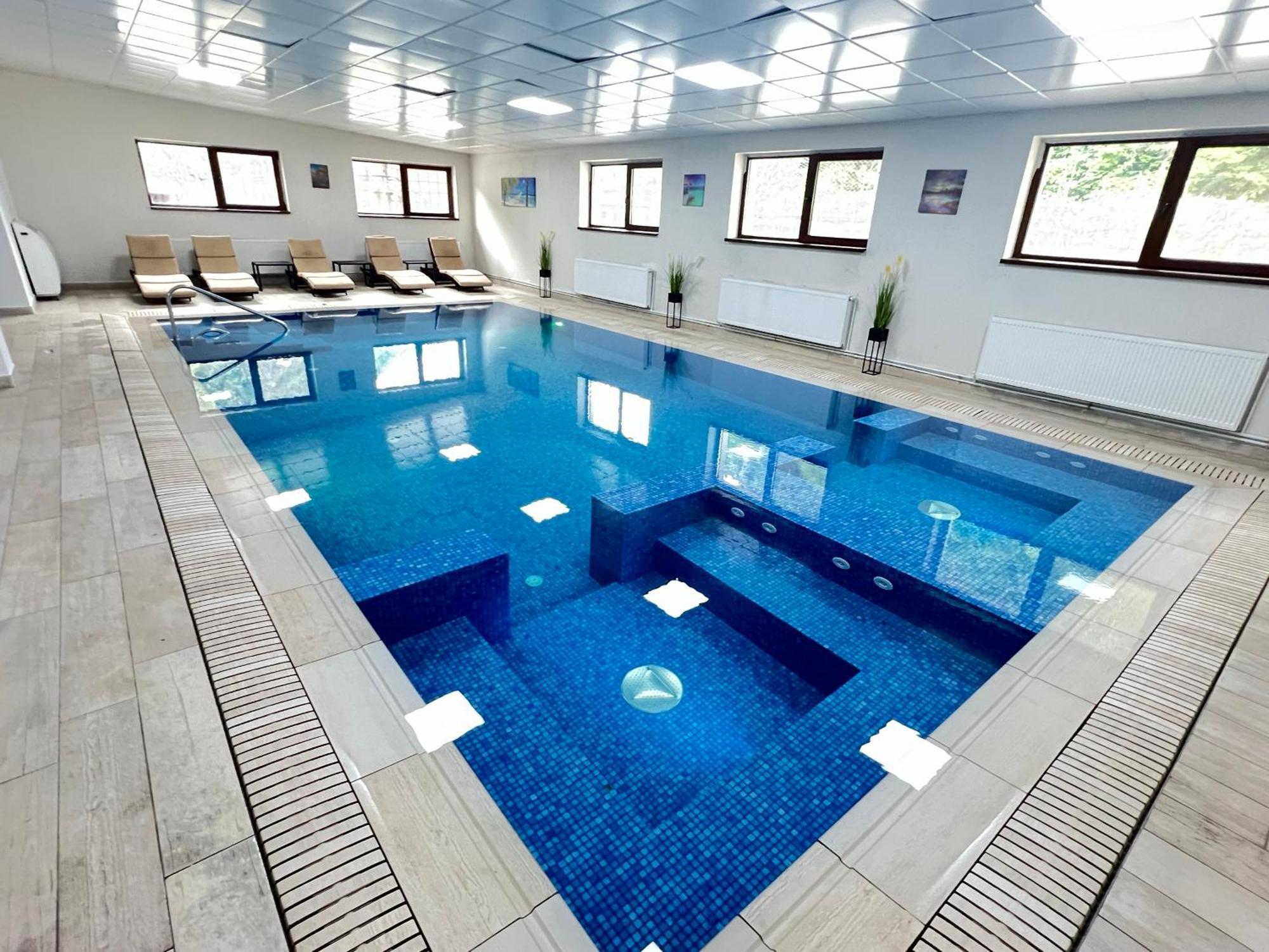 Hotel Class Brezoi Ngoại thất bức ảnh