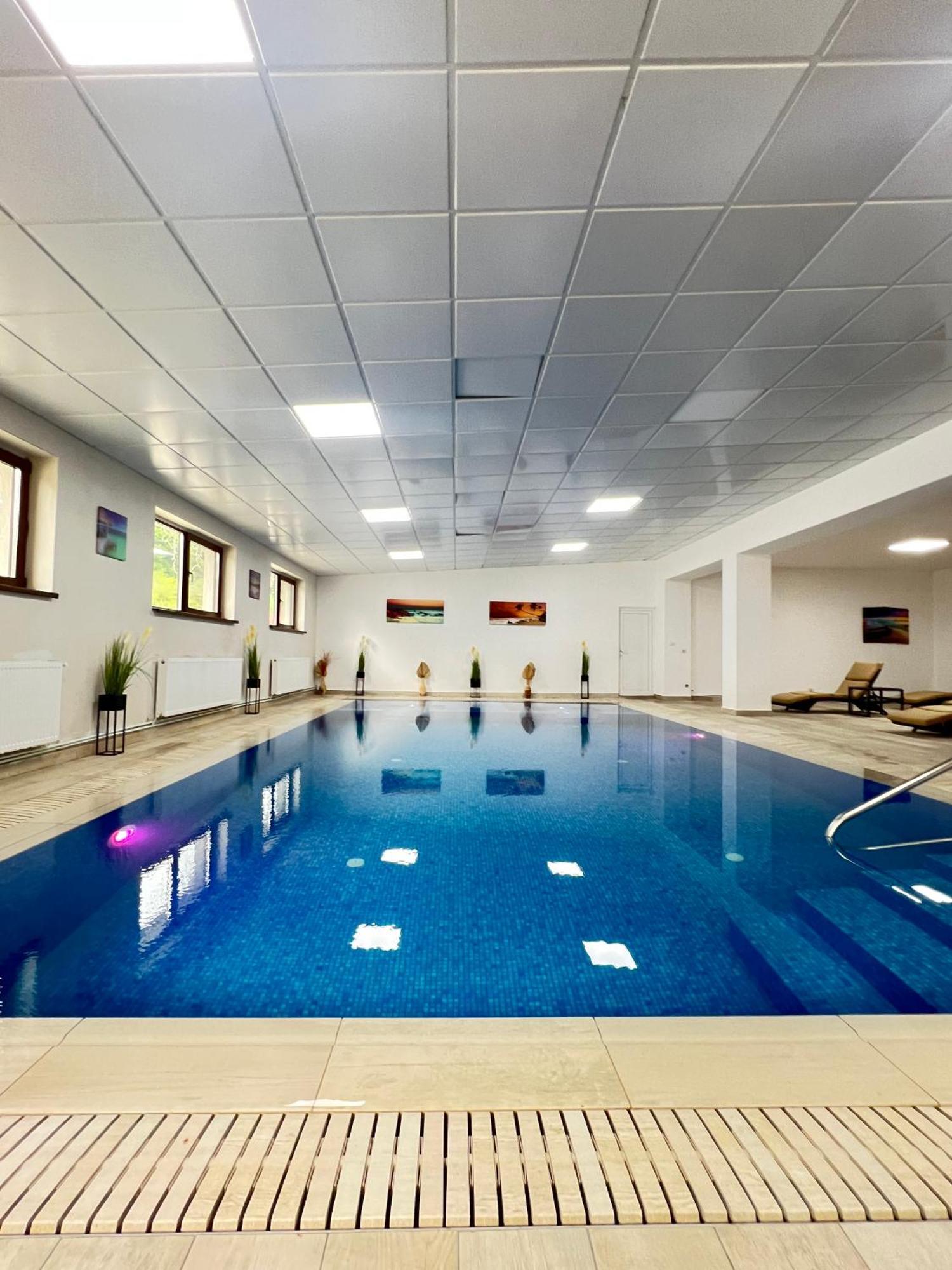 Hotel Class Brezoi Ngoại thất bức ảnh